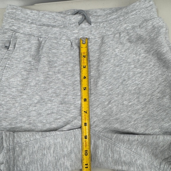 Fabletics Men's Heather Gray Sweat Shorts Size M Stretch Pockets Casual - Picture 8 of 9